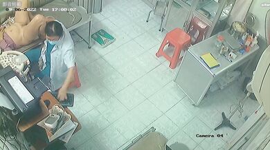 《稀缺资源✿泄密》黑客破解医院妇科检查治疗室监控摄像头✿偸拍数位来做检查的女人✿脱光下体医生各种操作 (5)